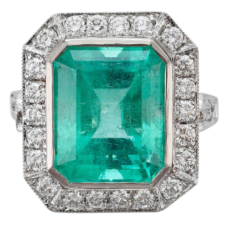 A RING, emerald c. 11.0 ct, diamonds ca 2.25 ct.