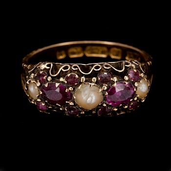 RING, 15 k guld, England, Birmingham 1905. Pärlor och granater, 2,2 g.