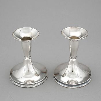 LJUSSTAKAR, ett par, silver. TESI, Göteborg, 1982.