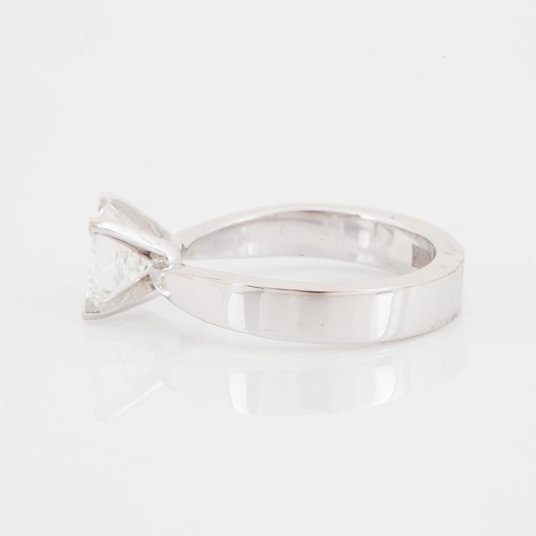 RING vitguld med princesslipad diamant 0.77 ct med certifikat.