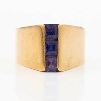 Ring 18K guld med lila stenar.