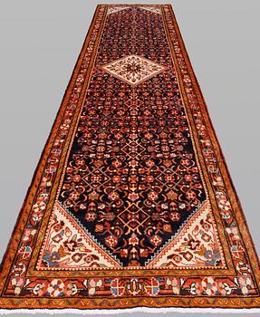 A Hamadan runner, approx. 422 x 110 cm.