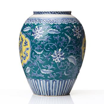A dragon and phoenix vase, Qing dynasty, 19th Century.