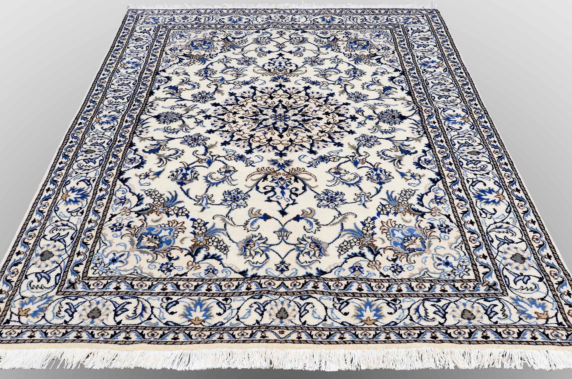 A carpat, Nain part silk, ca 238 x 152 cm.