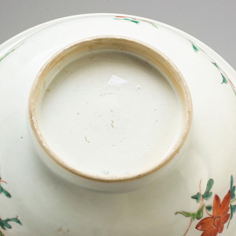 A famille rose export porcelain bowl and a pair of pates, Qing dynasty, 18th century.