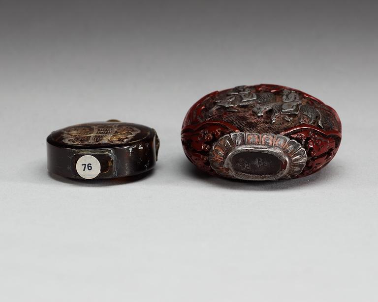 One lacquer and one turtoise snuff bottle, Qing dynasty.