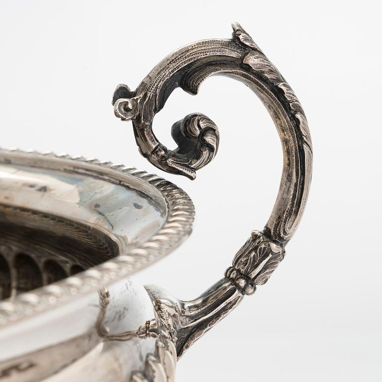 A silver centrepiece, sterlinghopeaa, Mappin & Webb Ltd, Lontoo 1905,