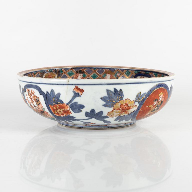 A Japanese Nanban imari bowl, Meiji (1868-1912).