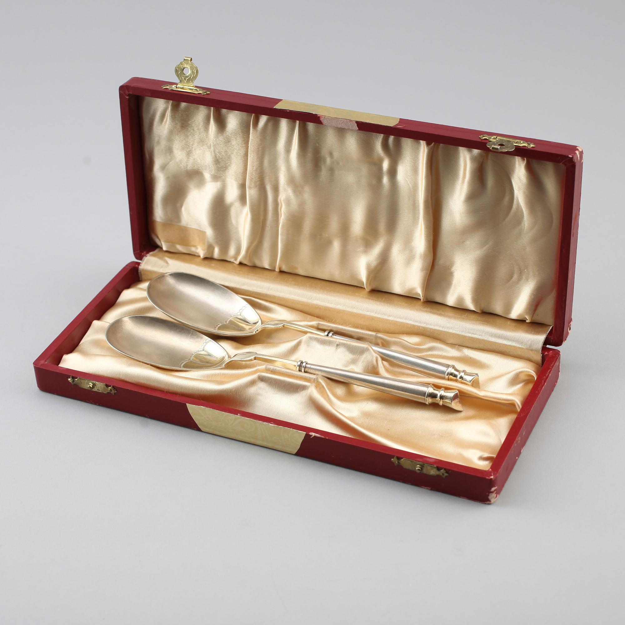 SERVERINGSSKEDAR, ett par, silver, Peter Hertz, Köpenhamn 1898. Vikt ca 86 g.