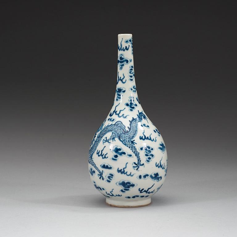 A blue and white flask, Qing dynasty, 19th century.