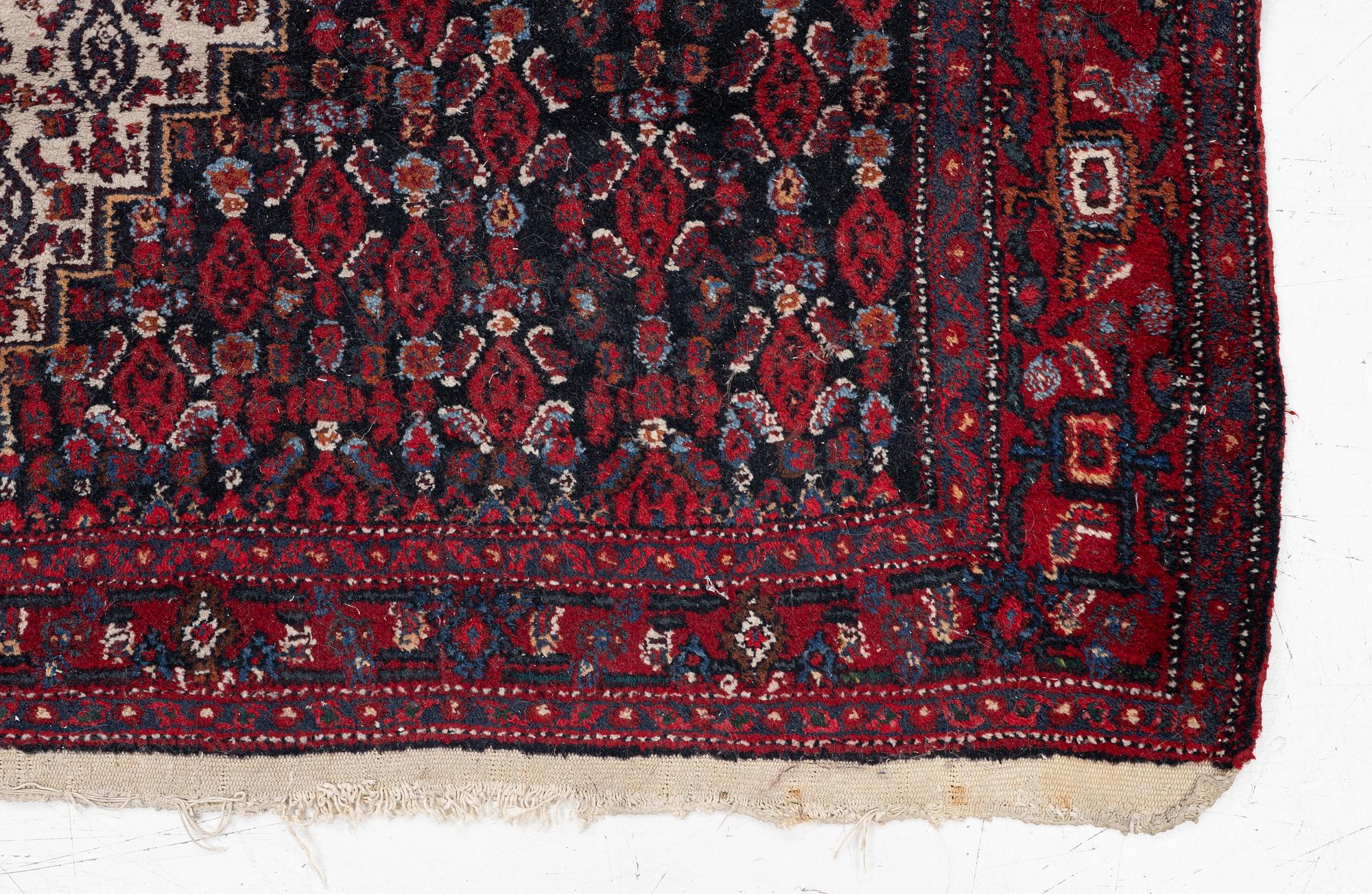 A Senneh rug, c. 200 x 150 cm.