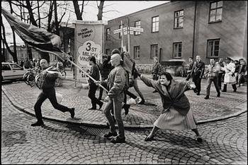 222. Hans Runesson, "Kvinnan med handväskan”, 1985.