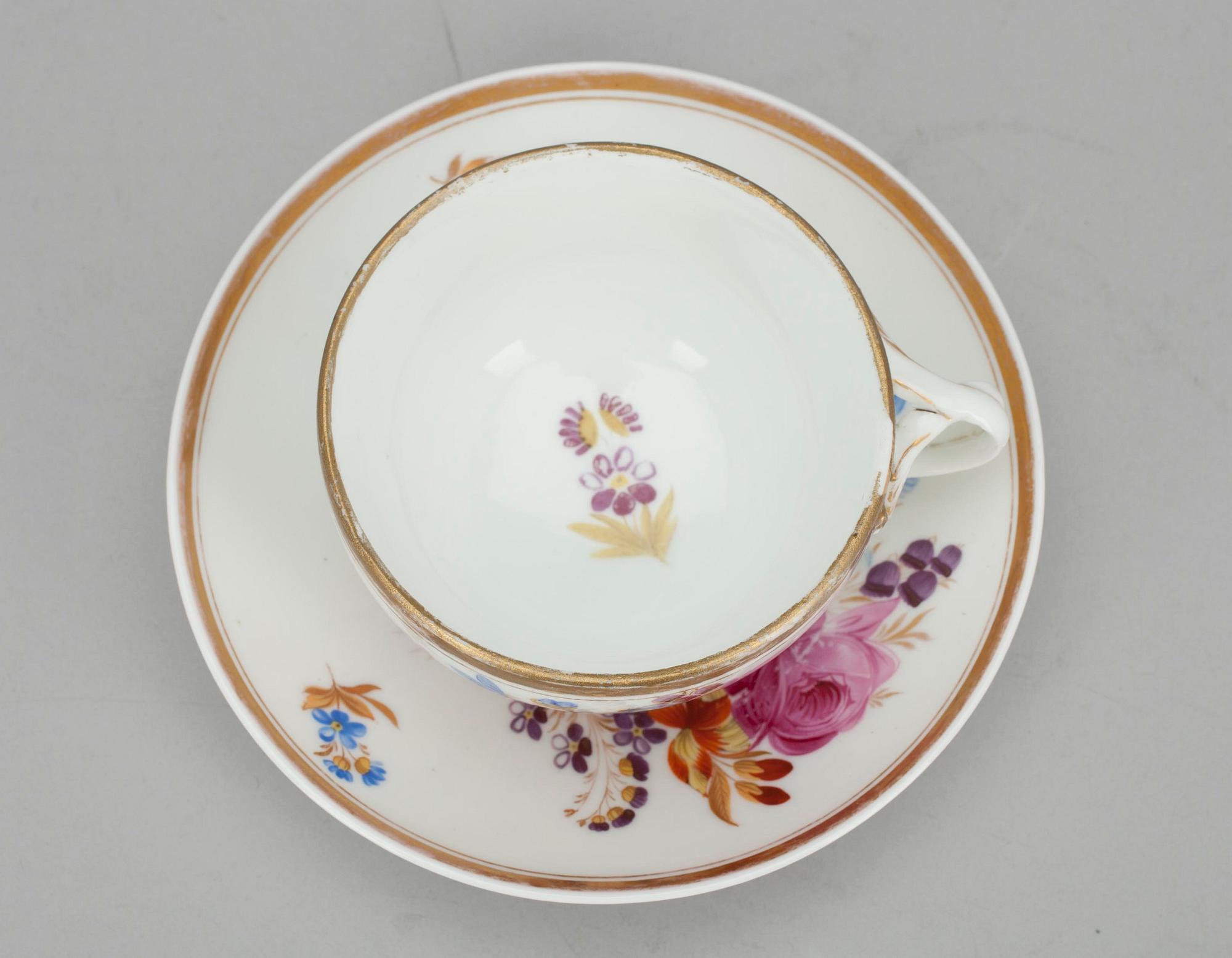KOPP MED FAT, porslin, Popov, Ryssland 1800-talets första hälft.