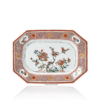 760. A famille verte 'pie crust' serving dish, Qing dynasty, Kangxi (1662-1722).