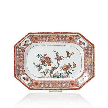 760. A famille verte 'pie crust' serving dish, Qing dynasty, Kangxi (1662-1722).