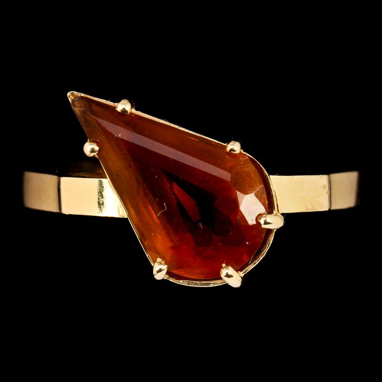 RING, 18k guld med droppslipad gul topas. Vikt 9 g.