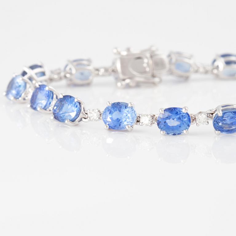 ARMBAND, med fasettslipade blå safirer ca 12.30 ct och briljantslipade diamanter ca 0.50 ct.