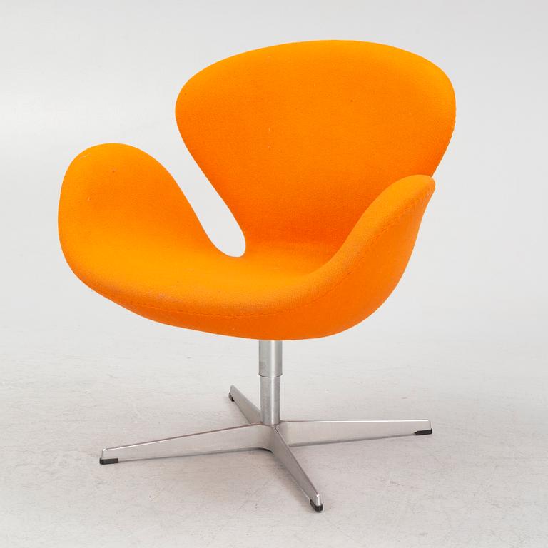 Arne Jacobsen, armchair, "The Swan", Fritz Hansen, Denmark, dated 2005.