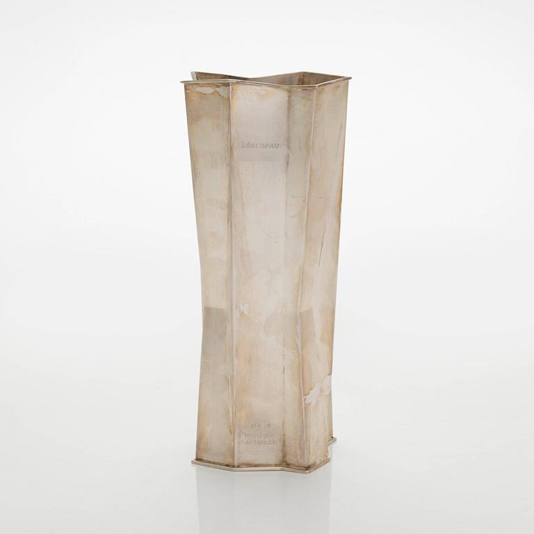 Tapio Wirkkala, maljakko, hopea TW 226, Kultakeskus, Hämeelinna  1966.