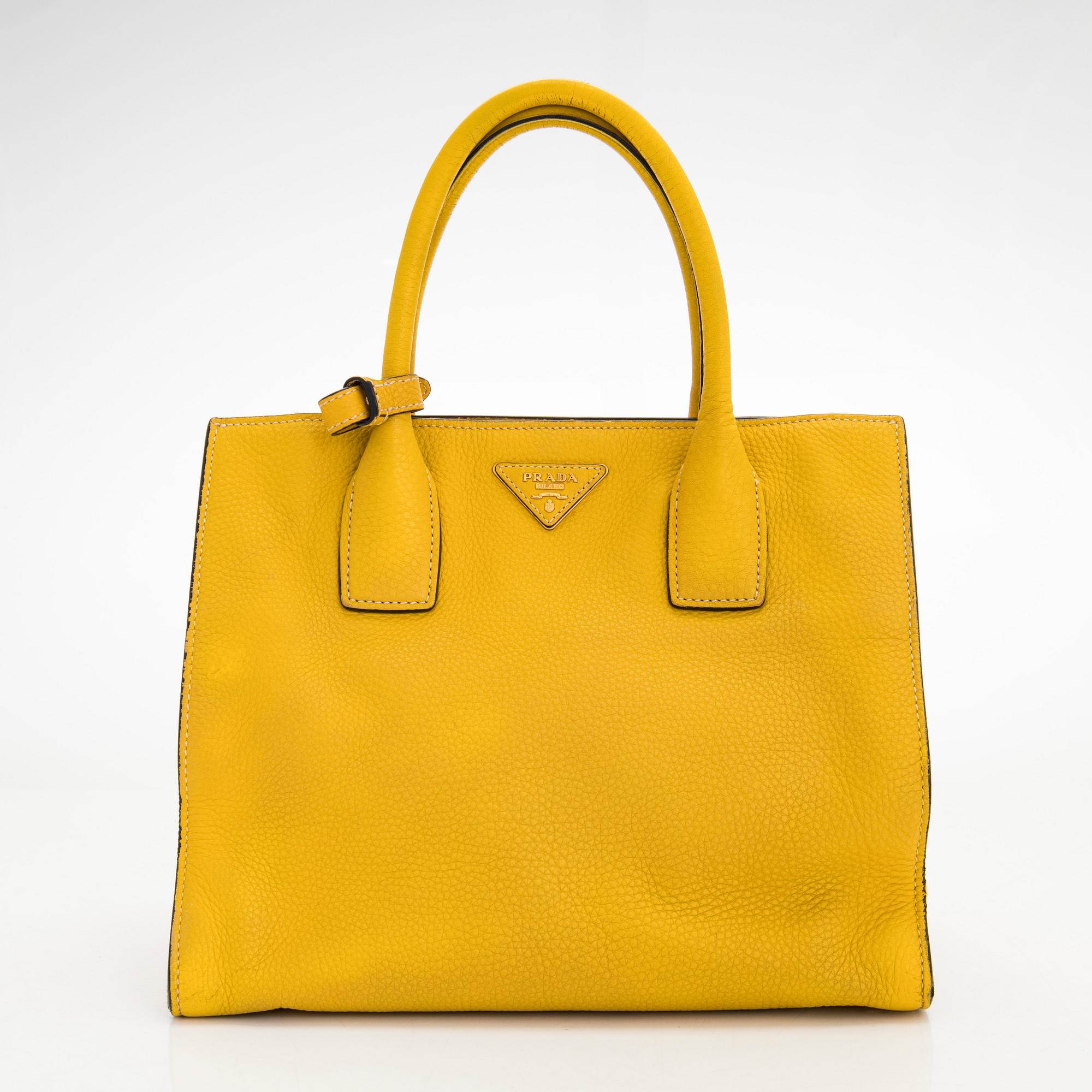 Prada, a 'Vitello Daino Tote' bag.