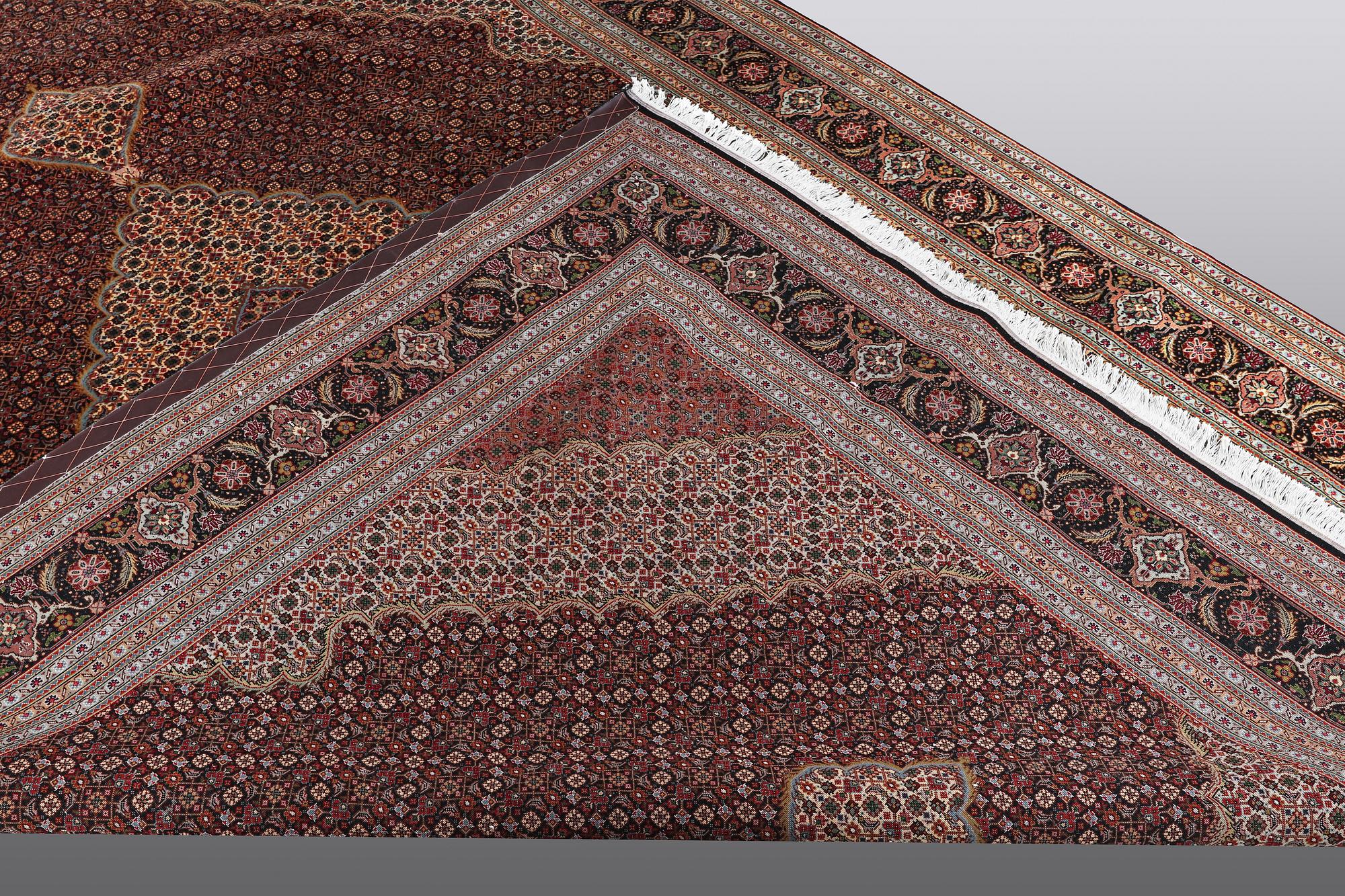 A CARPET, Tabriz, sk Mahi, 60 Raj, 286 x 200 cm.