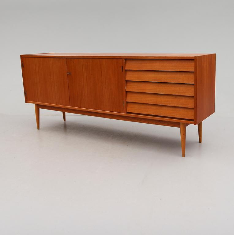 SIDEBOARD, 1900-talets mitt.