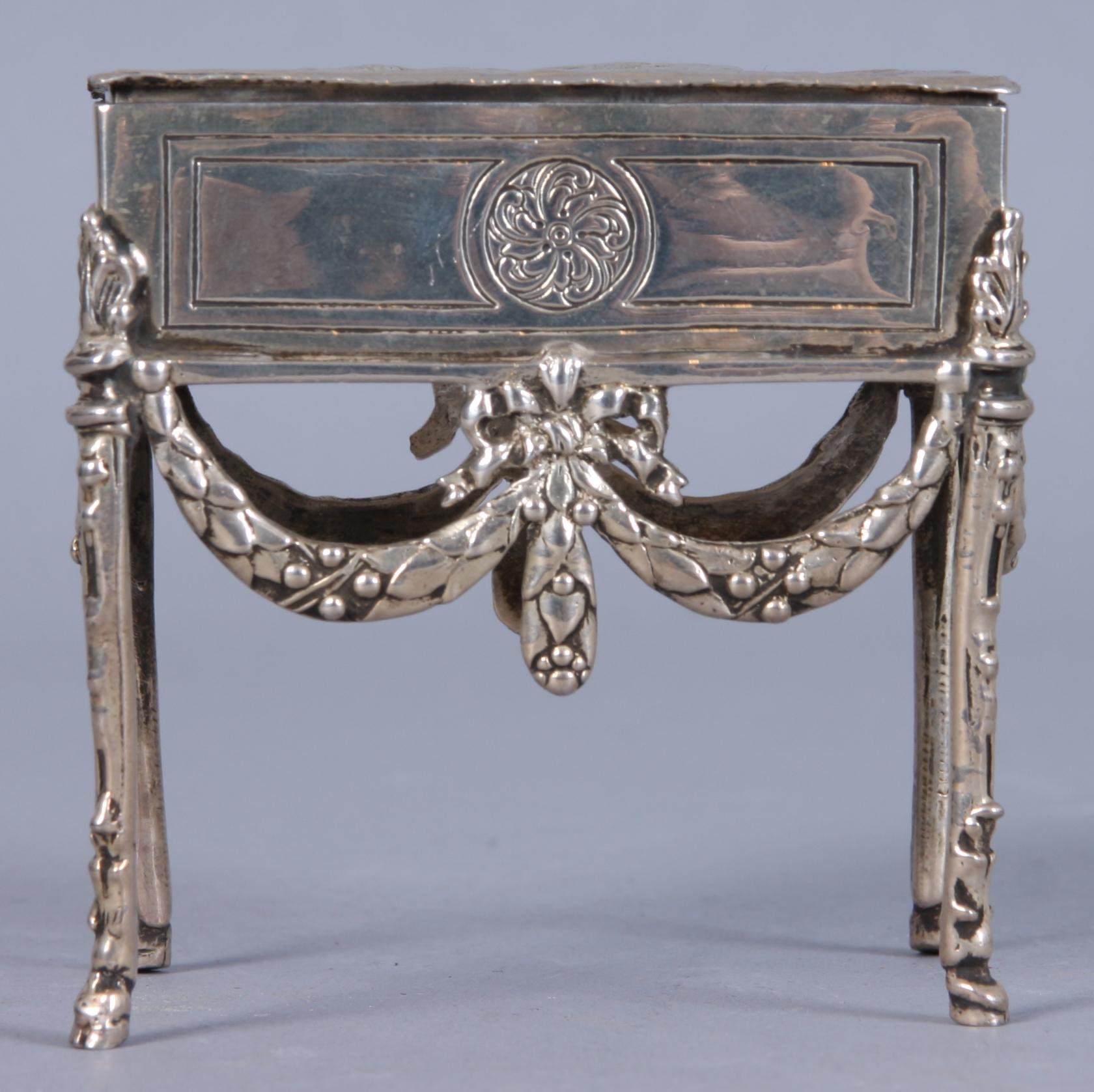 SKRIN PÅ BENSTÄLLNING samt BÄGARE, 2 st, silver, England och Sverige.