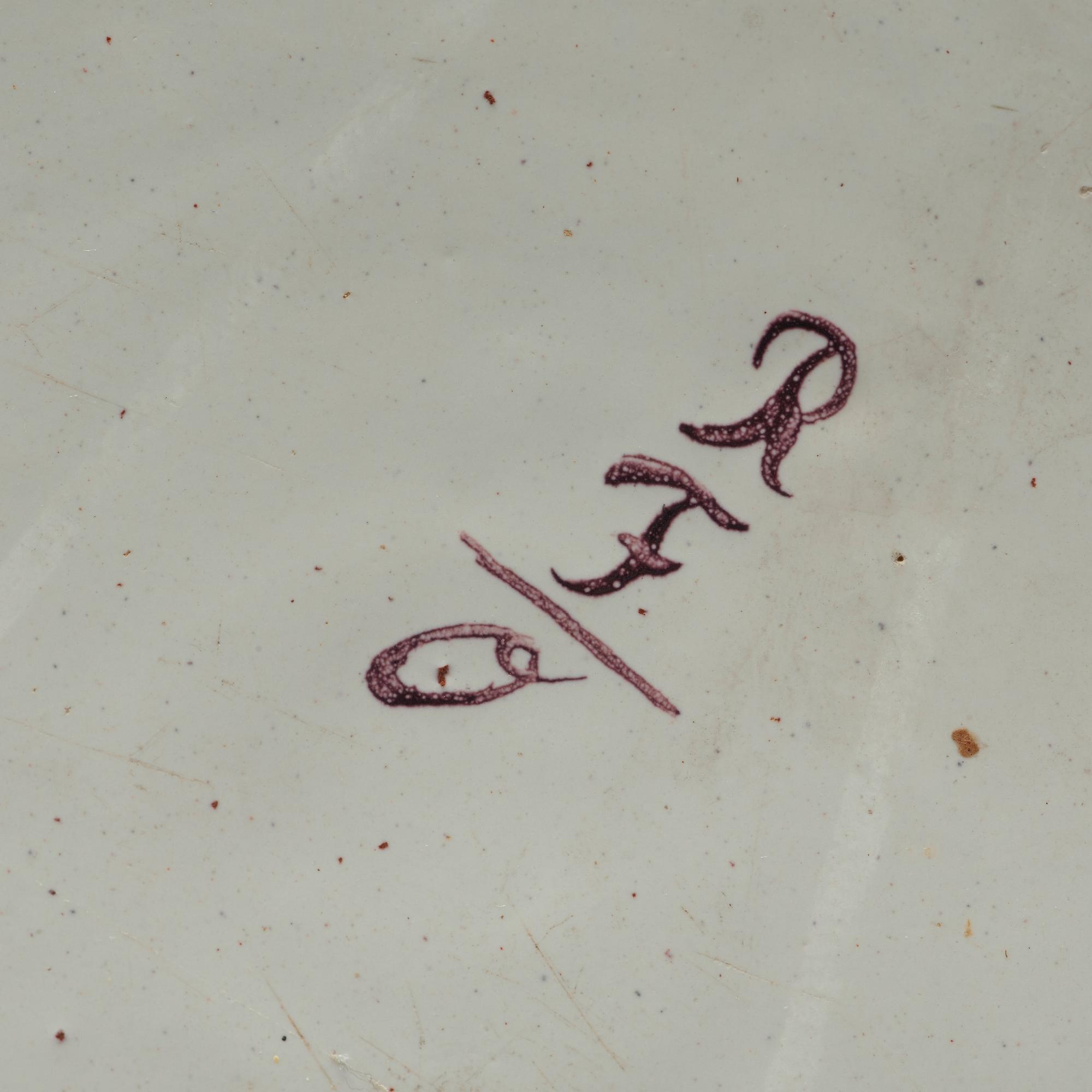 SOPPTALLRIKAR, ett par, fajans. Reval, 1700-tal.