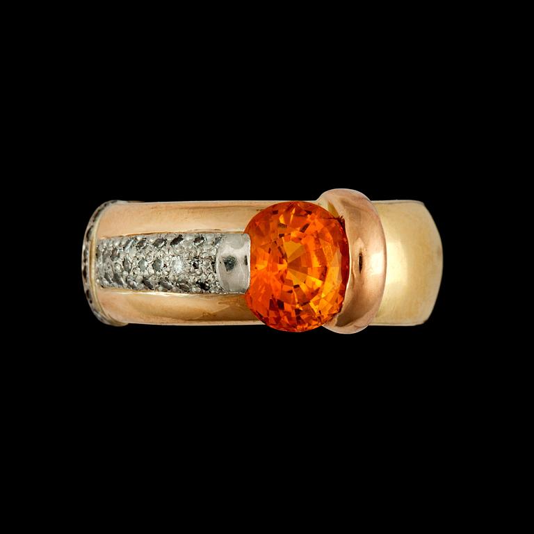 RING med orange safir ca 2.67 ct samt briljantslipade diamanter totalt 0.32 ct. Gaudy 1994.