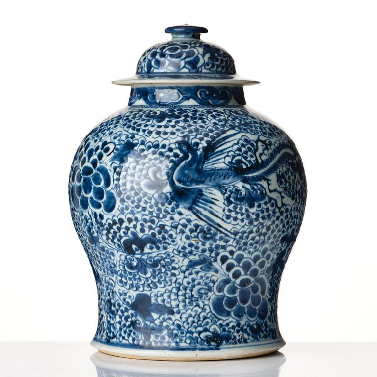Urna med lock, porslin. Qingdynastin, 1700-tal.