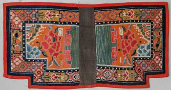 MATTO/A SADDLE COVER, a semi-antique Tibet, ca 133,5 x 68 cm.