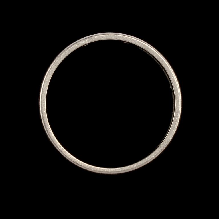 RING, 18k vitguld med 3 briljantslipade diamanter, totalt 0.02 ct, Ceson, Göteborg, 1968. Vikt 5 g.