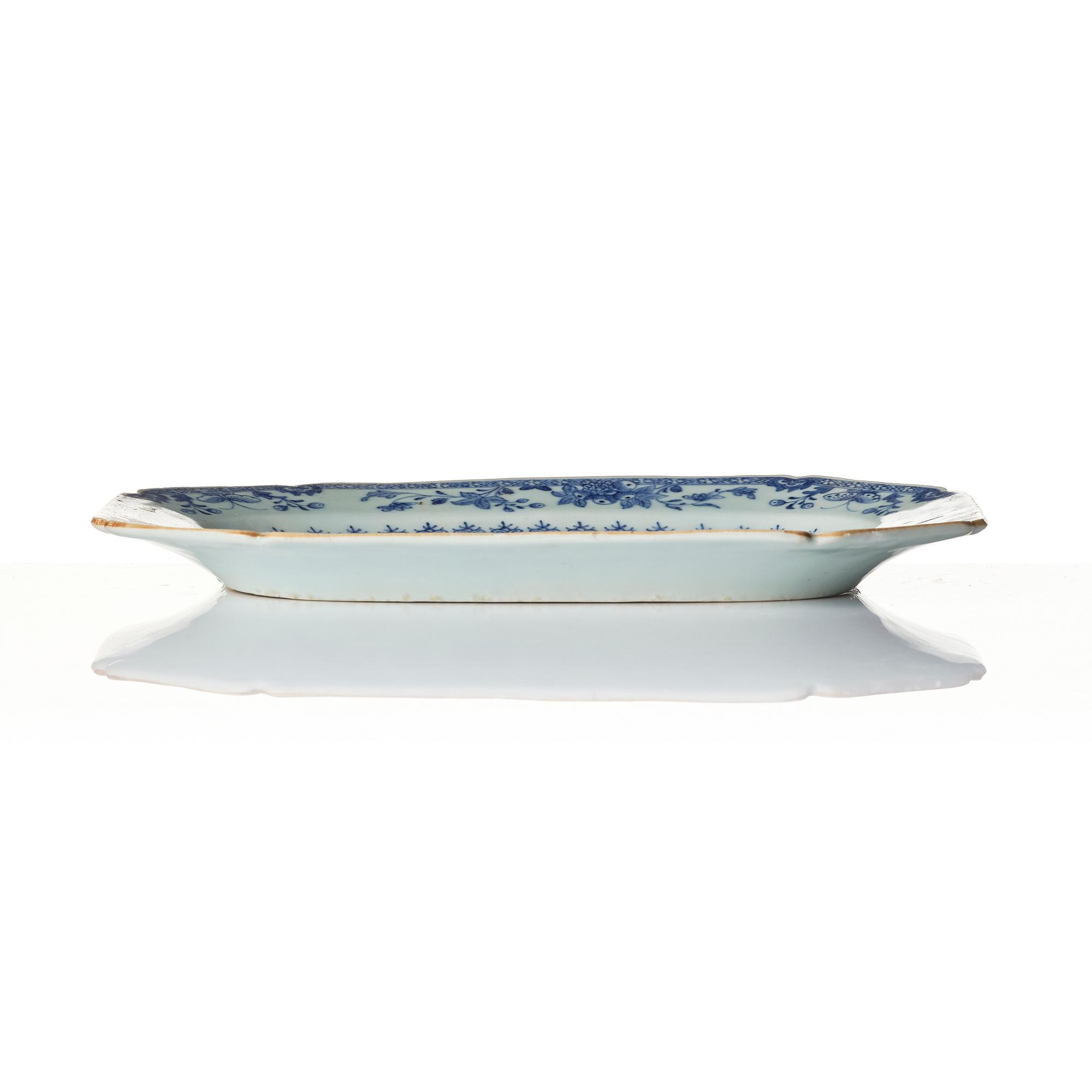 A blue and white serving dish, Qing dynasty, Qianlong (1736-95).