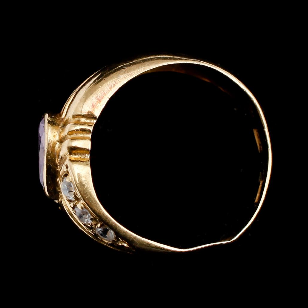 RING, 18 k guld med ametist och vita stenar. Vikt ca 5 gram.