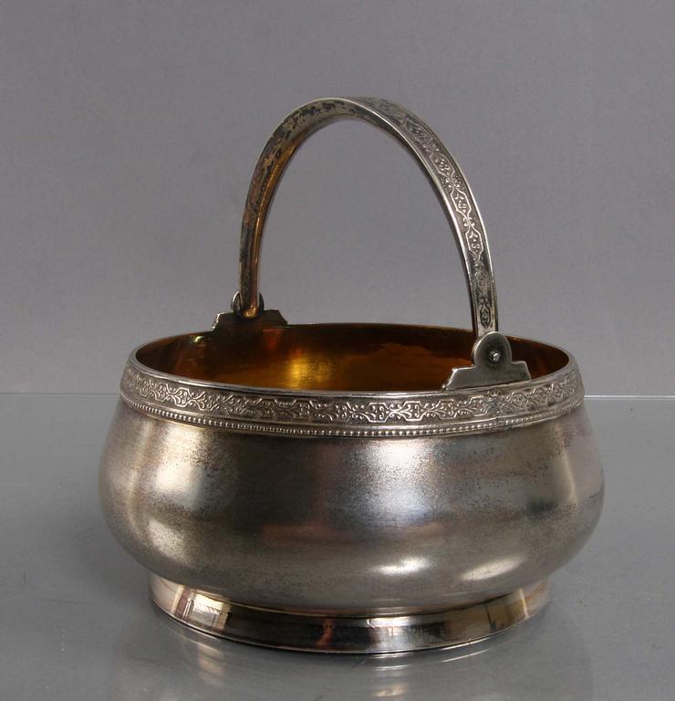 SKÅL MED HÄNKEL, silver. Ryssland.