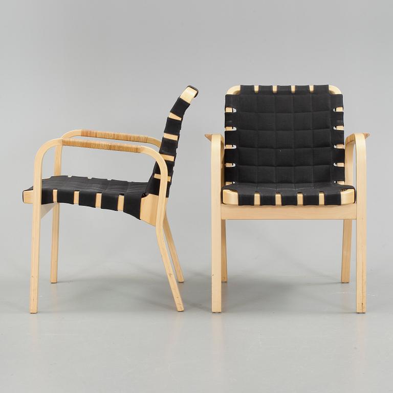 KARMSTOLAR, 2 st, modell 45, Alvar Aalto, Artek. Modellen formgiven 1947.