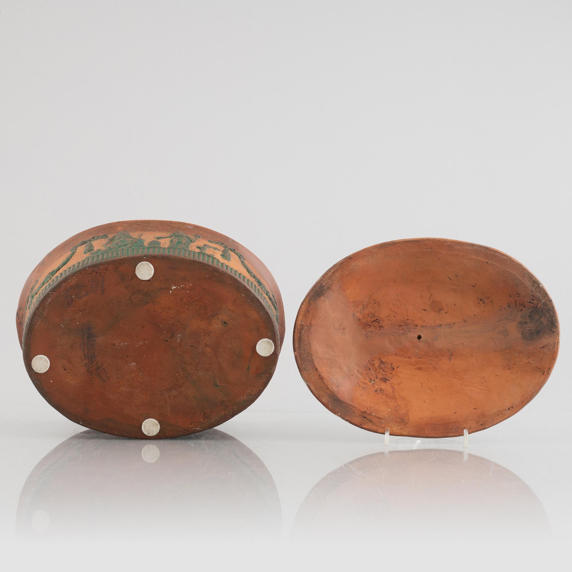 A late Gustavian earthenware tureen, circa 1800.