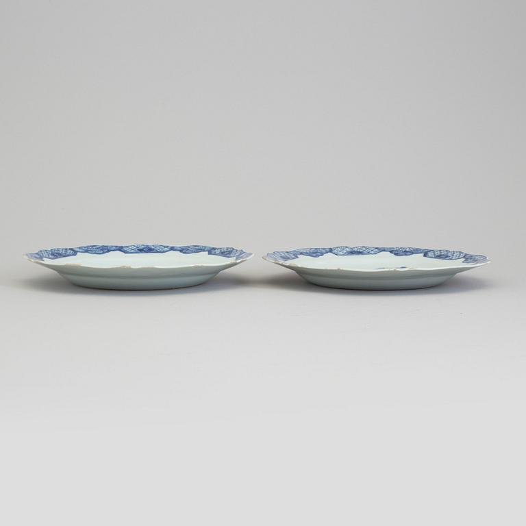 A pair of blue and white export porcelain plates, Qing dynasty, Qianlong (1736-95).