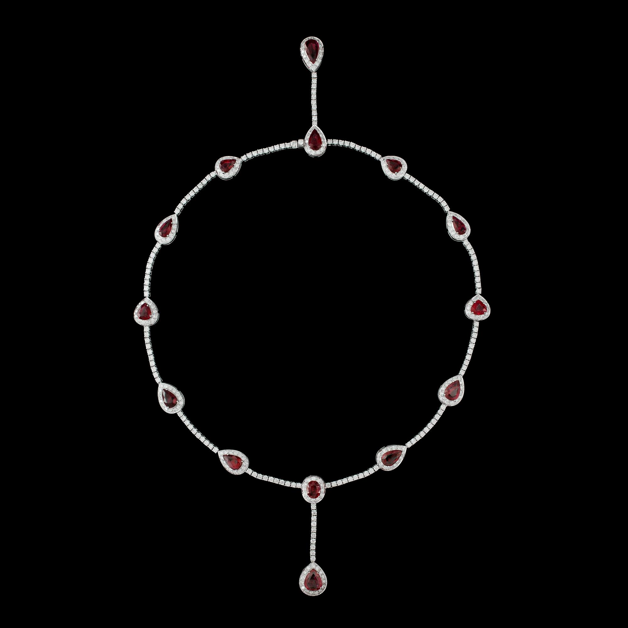 COLLIER, dropp- och oval slipade rubiner, tot. ca 15 ct, samt briljantslipade diamanter, tot. 6.50 ct.