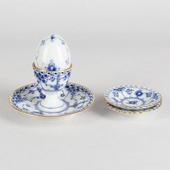 Äggkopp och ett par små fat, porslin, Royal Copenhagen, "Musselmalet", modell 543 och 1004, 1900-tal.
