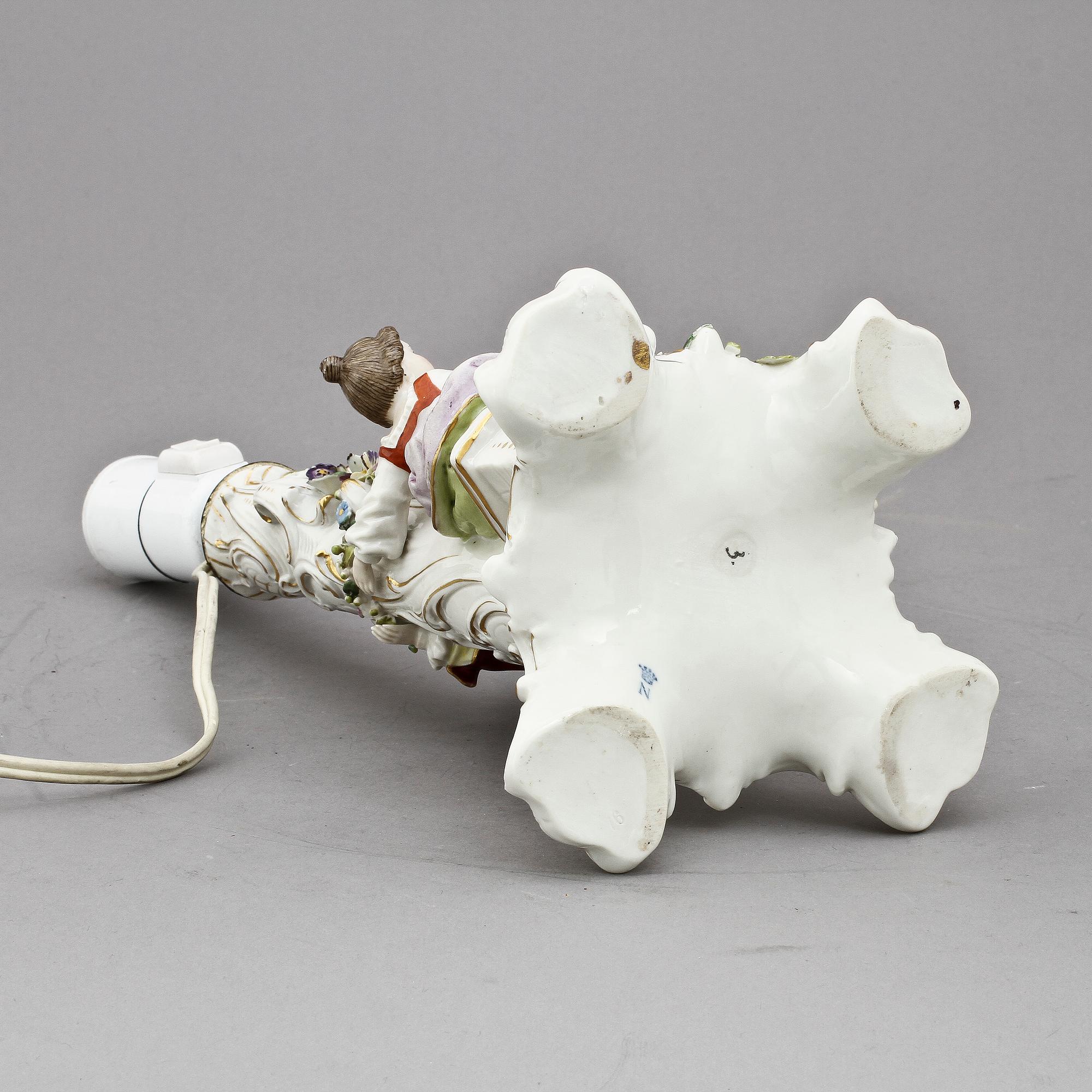 BORDSLAMPA, porslin, Neapel-liknande märke, 1900-tal.