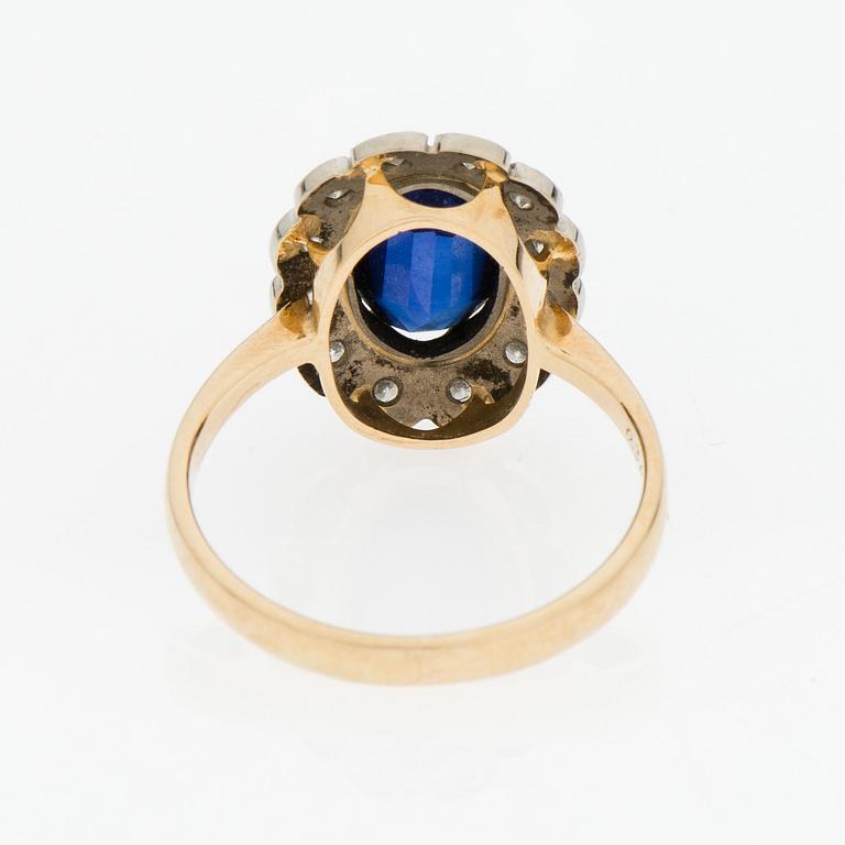 RING, 14K guld, briljantslipade diamanter, syntetisk safir. Pertti Aittila 1993.