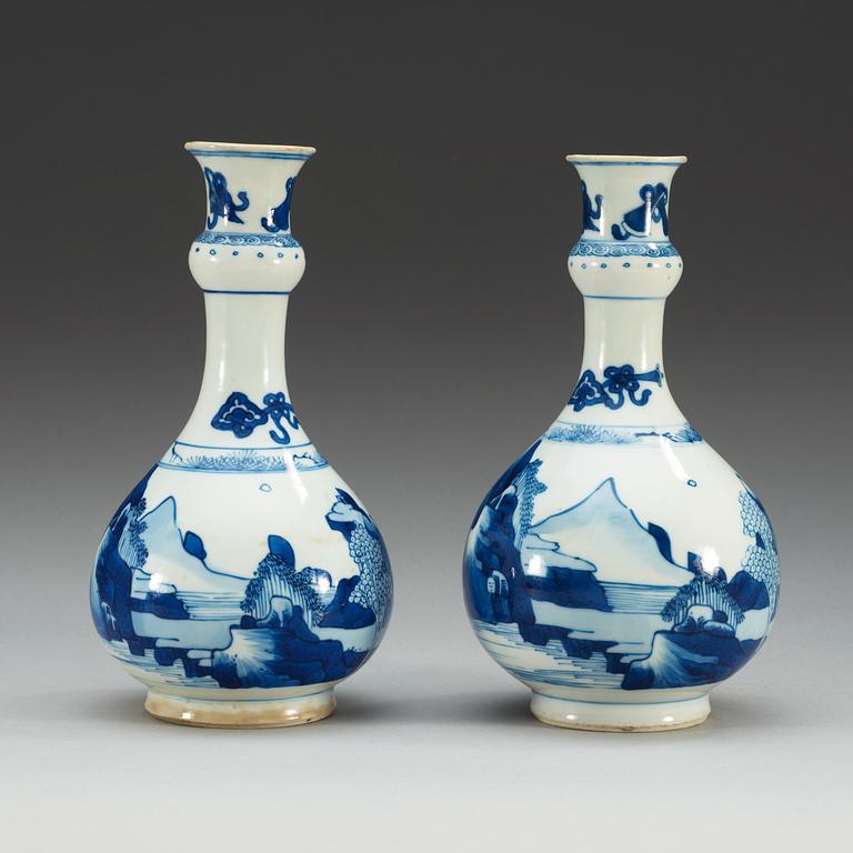 A pair of blue and white vases, Qing dynasty, Kangxi (1662-1722).