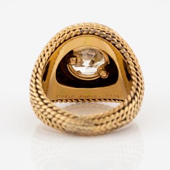 A Sterlé ring in 18K gold with a round brilliant-cut diamond.