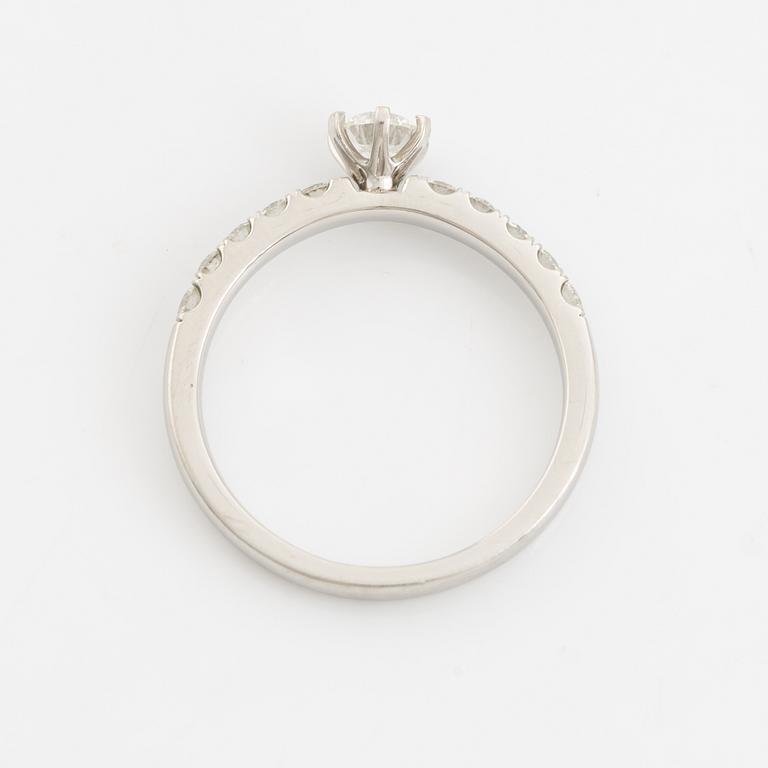 Ring in platinum with round brilliant-cut diamonds, "Story of Love" by Guldfynd.