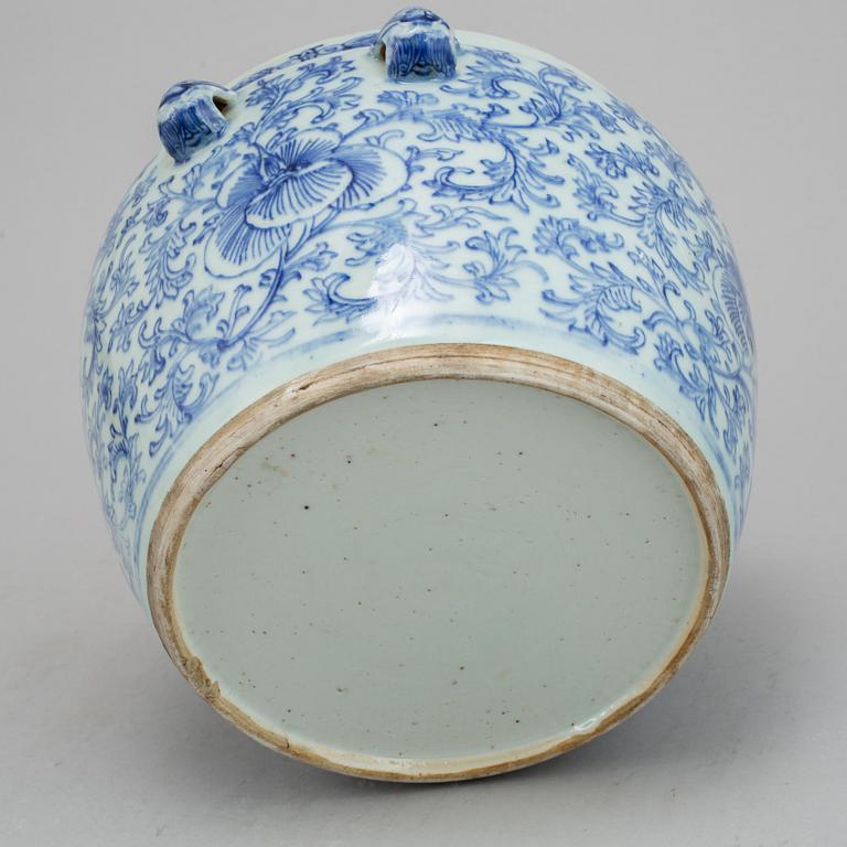 A Chinese blue and white porcelain food container with lid, Qing dynasty, 19th century.