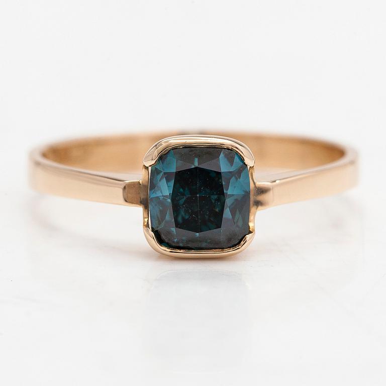 Ring, 14K guld, med en kuddslipad modifierad diamant ca 1.13 ct. Med IGI certifikat.