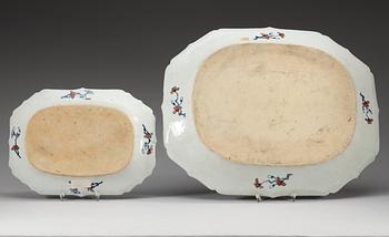 STEKFAT, två stycken, kompaniporslin. Qing dynastin, Qianlong (1736-95). "Clobbered".