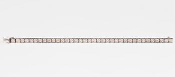 An 18K white gold bracelet with brilliant cut diamonds ca. 11.34 ct in total.