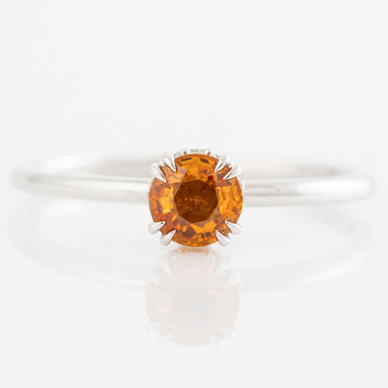 Ring 14K vitguld med orange safir och briljantslipade diamanter.